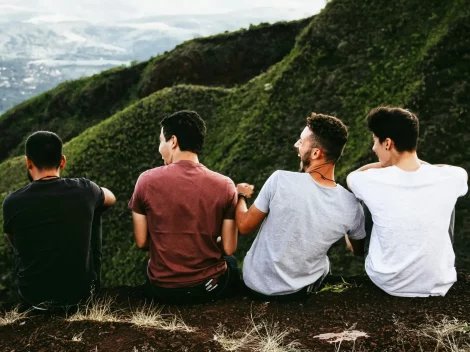 4 friends sitting together at a viewpoint.
